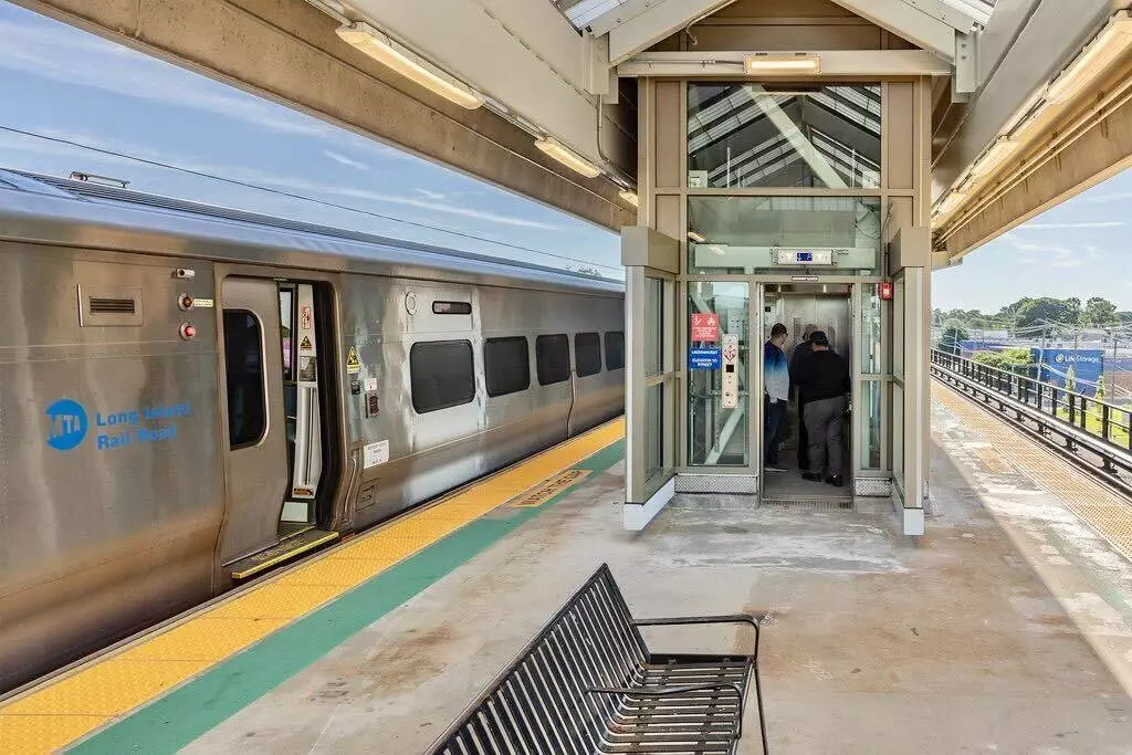 LIRR Lindenhurst Station